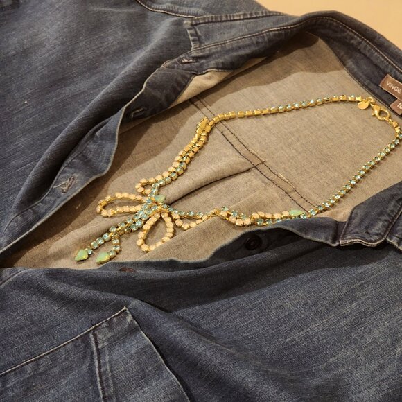 Excellent!! Gold-Toned Cupid’s Bow Blue-White Iridescent Rhinestone Necklace - Picture 2 of 10